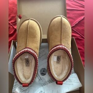 UGG woman 🧒 Brown and Red Slippers and free socks